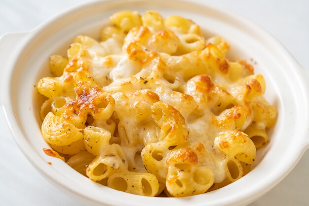 macarrones con queso, pasta de macarrones en salsa de queso - estilo americano