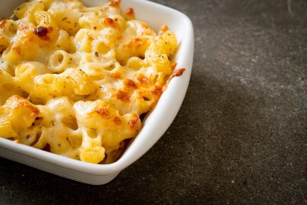 macarrones con queso, pasta de macarrones en salsa de queso - estilo americano