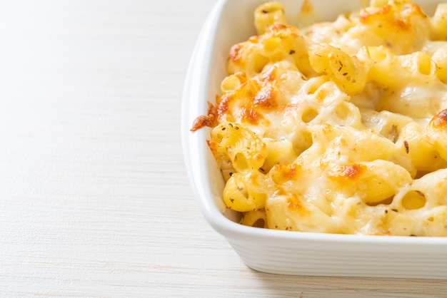 macarrones con queso, pasta de macarrones en salsa de queso - estilo americano