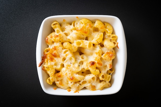 macarrones con queso, pasta de macarrones en salsa de queso - estilo americano