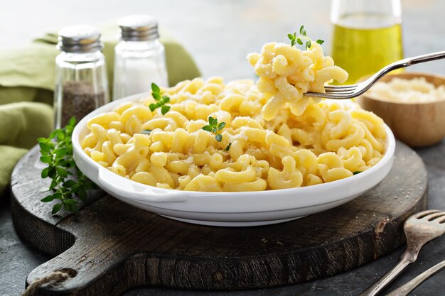 Macarrones y queso en un plato blanco