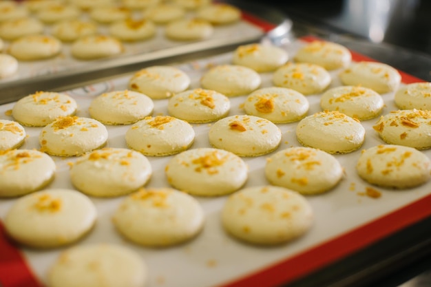 Macarrones recién horneados en una bandeja para hornear