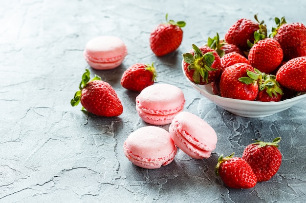 Macarrones Rosados con Fresas