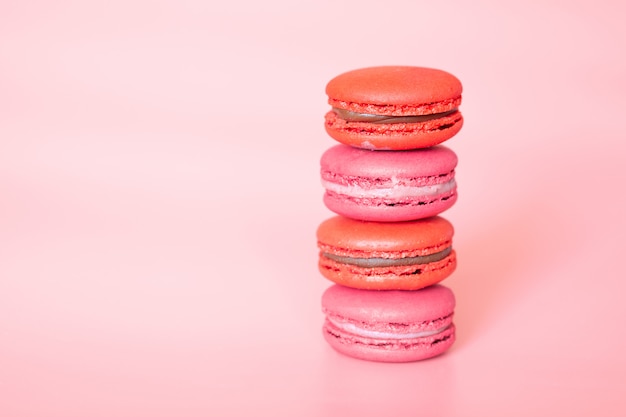 Macarrones rosados en una pila en un coral de moda