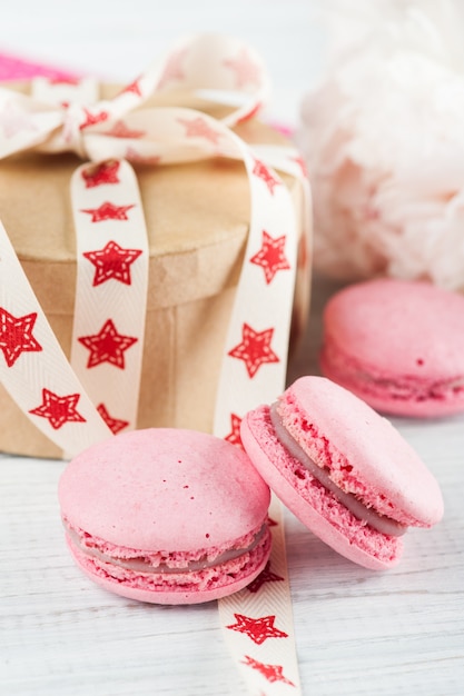 Macarrones rosas y caja de regalo kraft