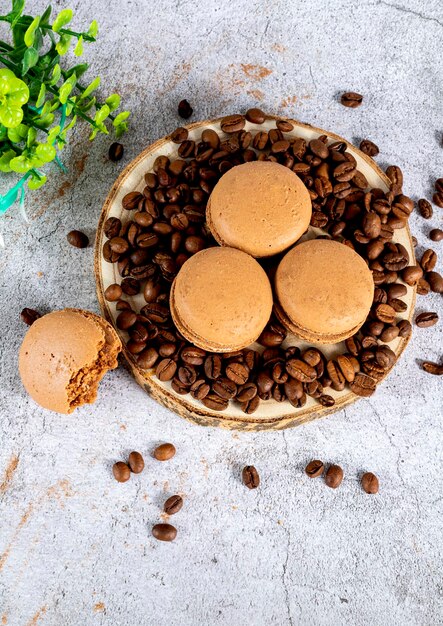 macarrones con sabor a café con granos de café en galletas francesas de madera