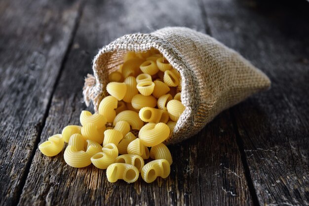 macarrones en el saco en la mesa de madera