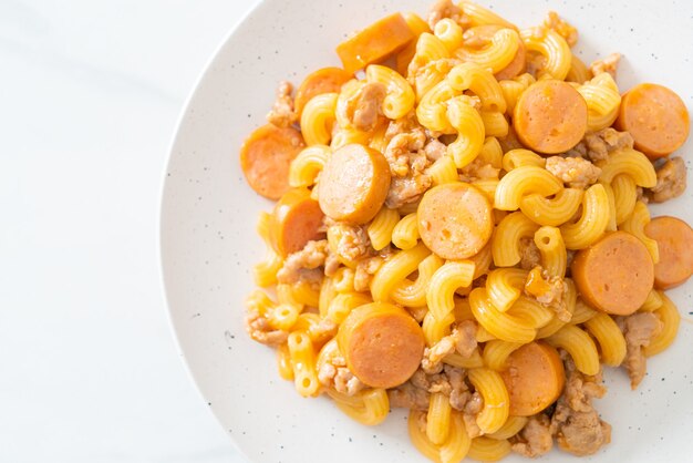 macarrones con salchicha casera y carne de cerdo picada