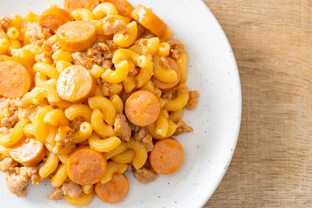 macarrones con salchicha casera y carne de cerdo picada