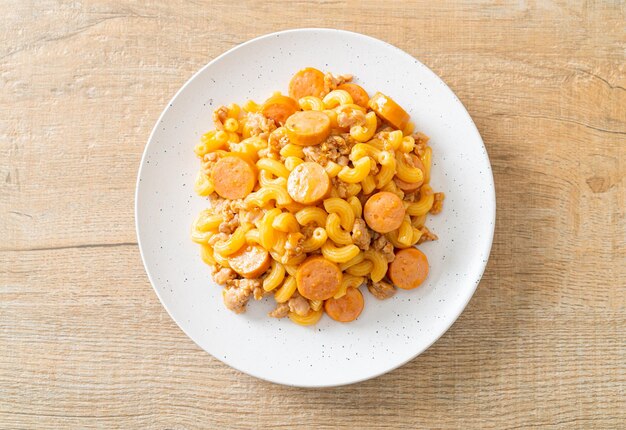 macarrones con salchicha casera y carne de cerdo picada