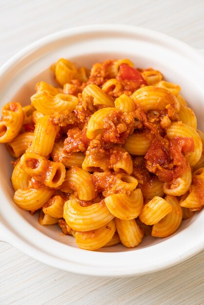 macarrones con salsa de tomate y carne de cerdo picada, chop suey americano, gulash americano