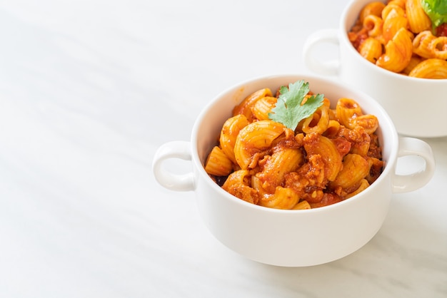 macarrones con salsa de tomate y carne de cerdo picada, chop suey americano, gulash americano