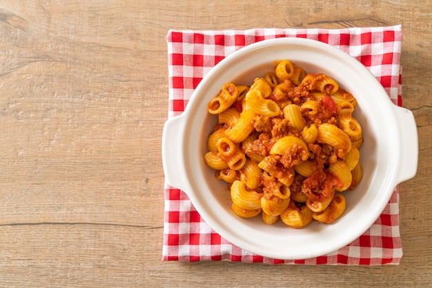 macarrones con salsa de tomate y carne de cerdo picada, chop suey americano, gulash americano