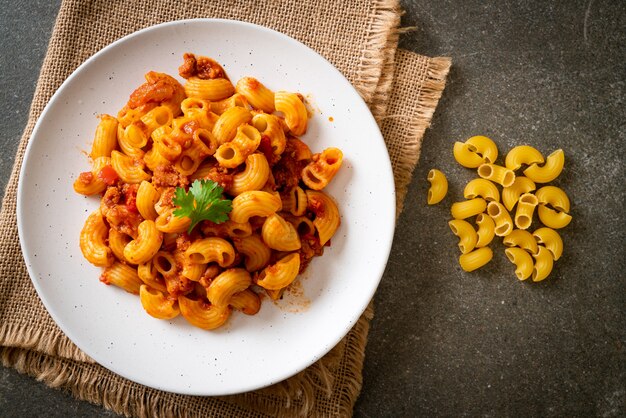 macarrones con salsa de tomate y carne de cerdo picada, chop suey americano, gulash americano