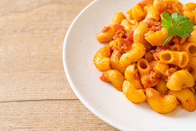 macarrones con salsa de tomate y carne de cerdo picada, chop suey americano, gulash americano