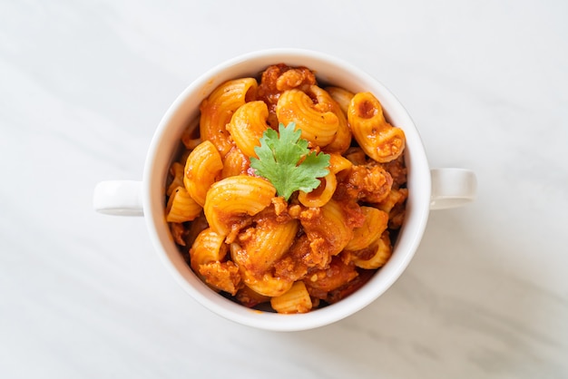 Macarrones con salsa de tomate y carne de cerdo picada, chop suey americano, gulash americano