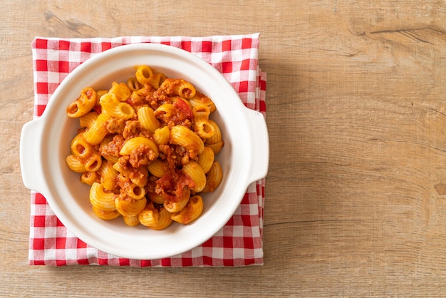 Macarrones con salsa de tomate y carne de cerdo picada, chop suey americano, gulash americano