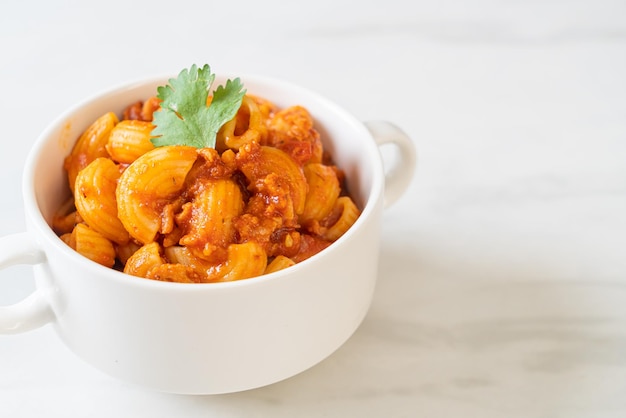 macarrones con salsa de tomate y carne de cerdo picada