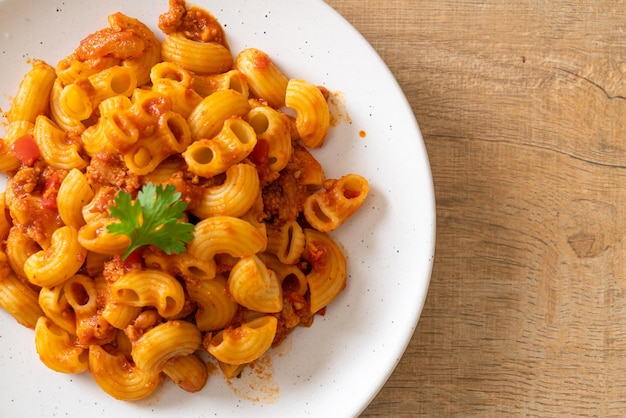 macarrones con salsa de tomate y carne de cerdo picada