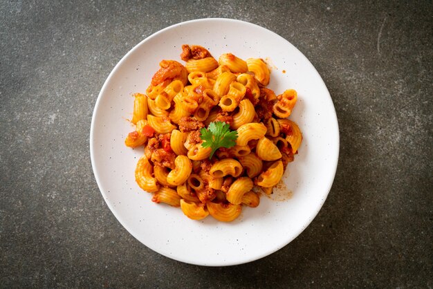 macarrones con salsa de tomate y carne de cerdo picada