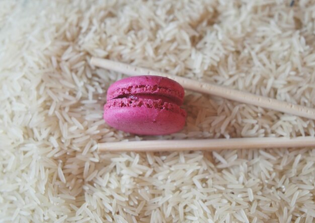 Macarrones tradicionales comiendo como sushi