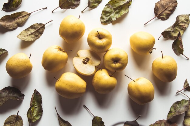 Maçãs amarelas em um fundo branco, comida saudável, agricultura, vegetariana