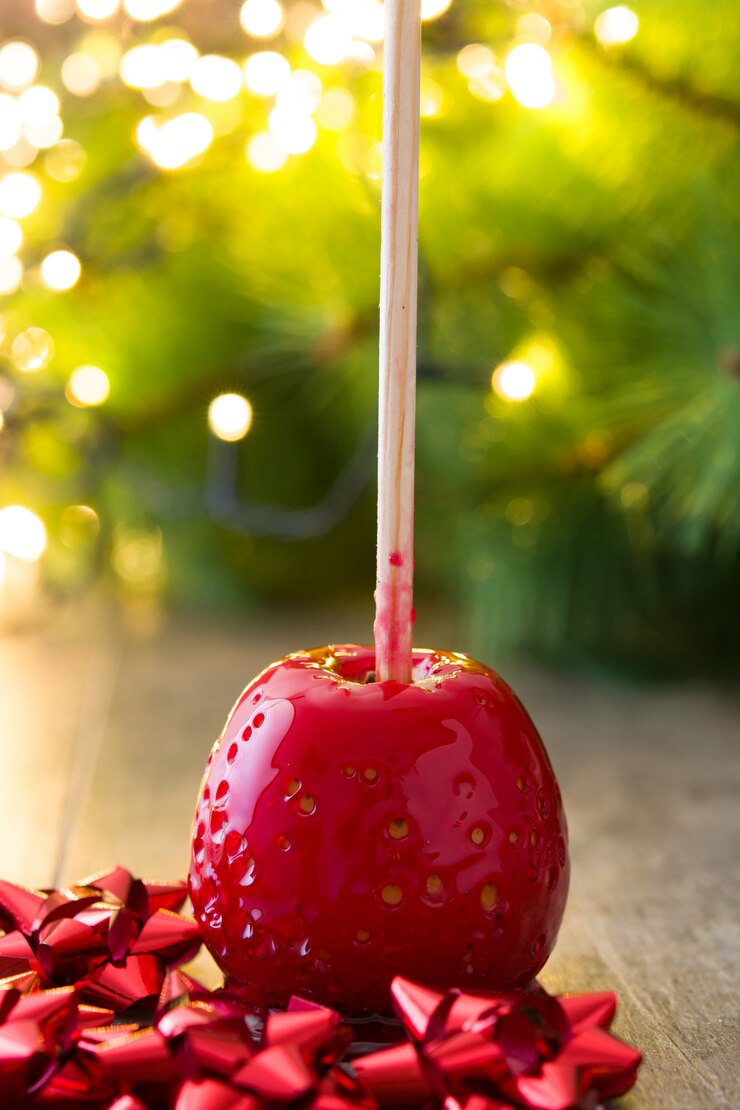Maçãs de Natal doces na mesa de madeira e decoração de Natal