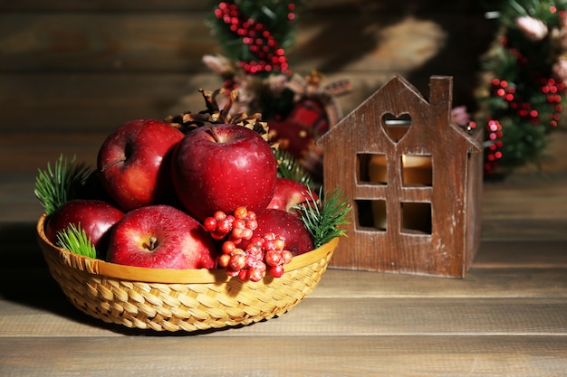 Maçãs de natal na mesa de madeira