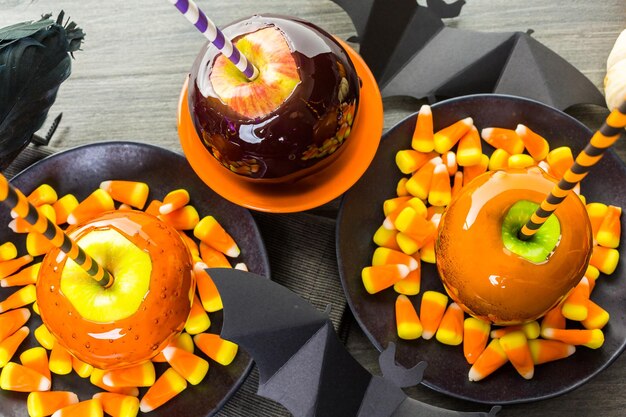 Maçãs doces artesanais de laranja para o Halloween.