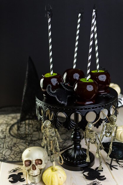 Maçãs doces caseiras para festa de Halloween em cima da mesa.