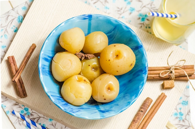 Maçãs doces em conserva para o inverno em um prato