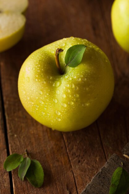 Maçãs douradas orgânicas cruas e deliciosas, prontas para comer