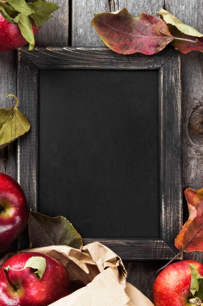 Foto maçãs e quadro-negro