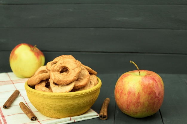 Maçãs frescas e maçãs secas na mesa