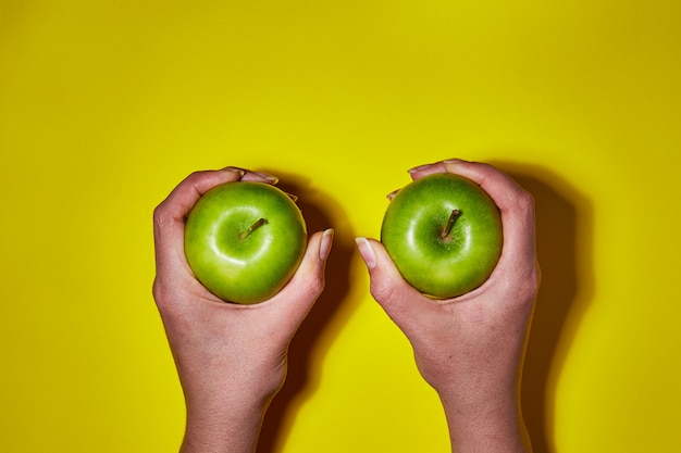 Maçãs frescas em fundo amarelo