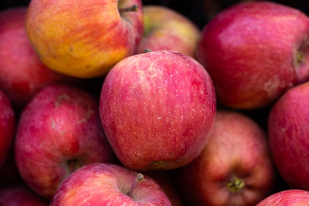 Maçãs frescas no mercado