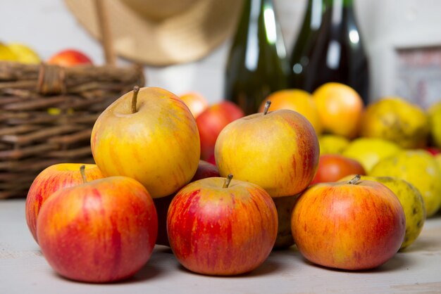 Maçãs frescas orgânicas com garrafa de sidra da Normandia