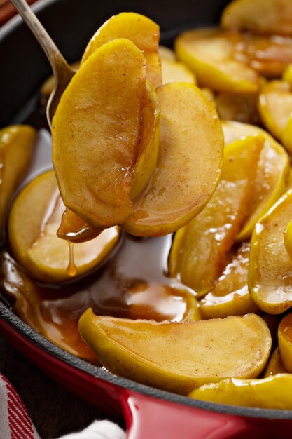 Foto maçãs fritas numa frigideira de ferro fundido