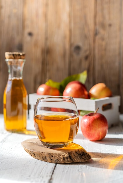 Maçãs na caixa e suco de maçã