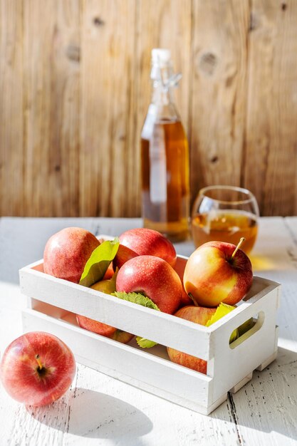 maçãs na caixa e suco de maçã