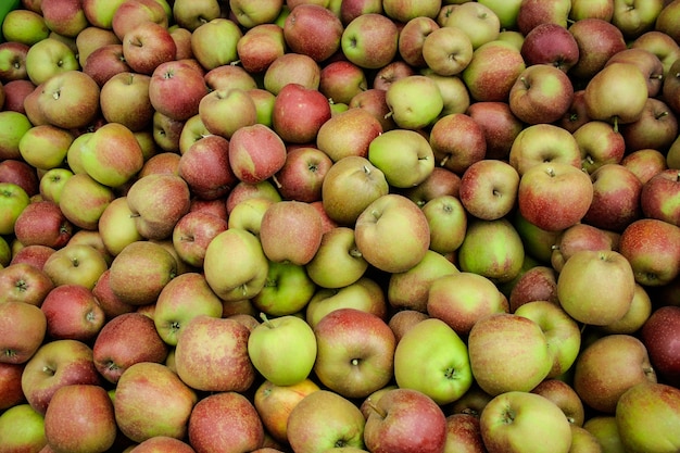 Maçãs no mercado, fundo de maçãs verdes e vermelhas