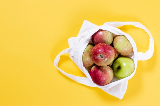 Maçãs orgânicas em bolsa de algodão