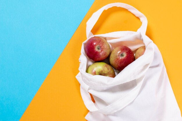 Maçãs orgânicas em bolsa de algodão