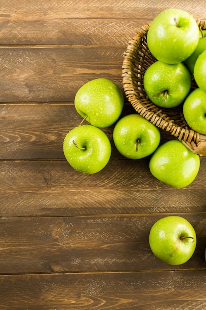 Maçãs orgânicas Granny Smith em cima da mesa.