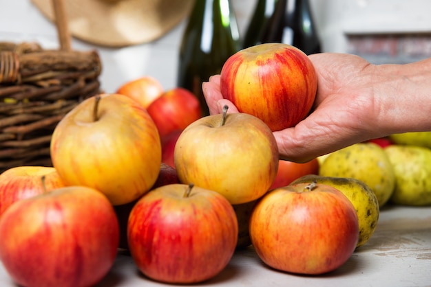 Maçãs orgânicas vermelhas e amarelas na mesa de madeira