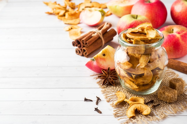 Maçãs são frescas e secas com especiarias. Paus de canela, estrela de anis estrela e cravo.