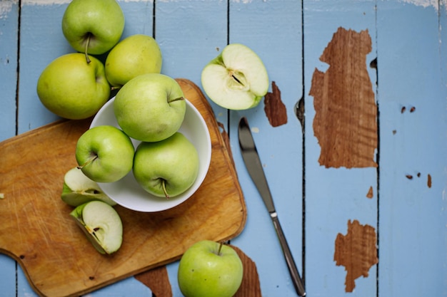 Maçãs verdes cruas frescas no fundo de madeira Comida saudável Frutas suculentas para todos