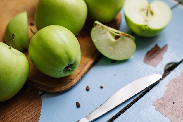 Maçãs verdes cruas frescas no fundo de madeira Comida saudável Frutas suculentas para todos