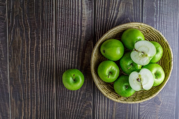 Maçãs verdes em uma cesta