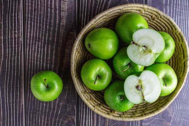 Maçãs verdes em uma cesta